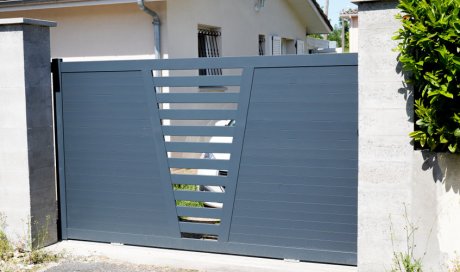 Installation de portail en aluminium par menuisier au Port